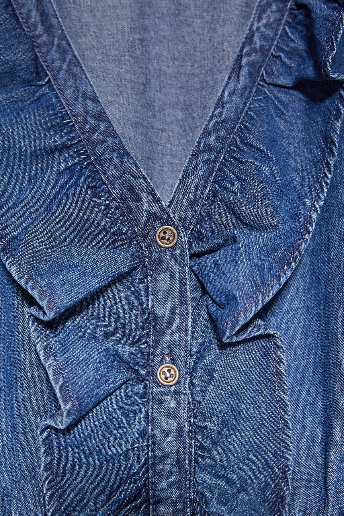 Detalle del vestido vaquero de Zara de la primavera 2020