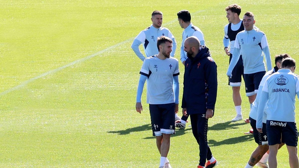 Giráldez charla con Óscar Mingueza durante un entrenamiento en el pasado curso.