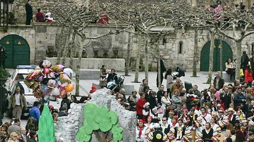 Numeroso público, ante una de las carrozas del desfile de ayer.