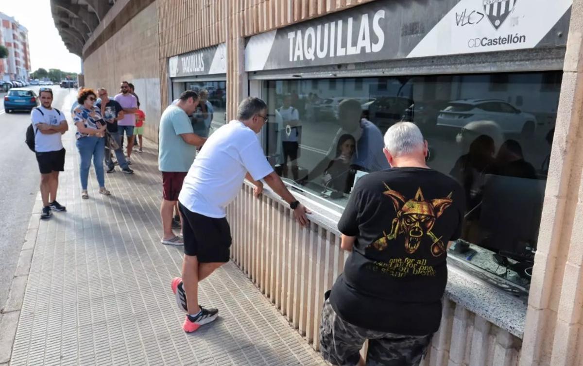 Aficionados del Castellón renovando el abono.