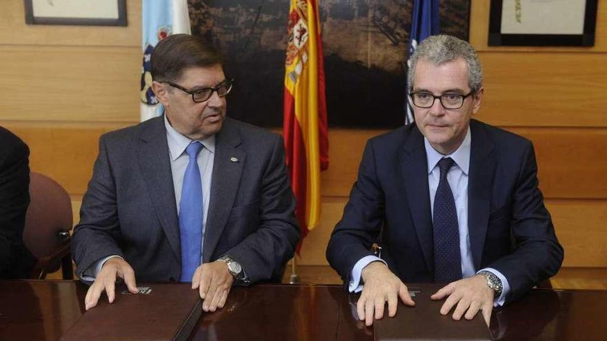 El rector de la Universidad, Julio Abalde, y el presidente de Inditex, Pablo Isla, en una reunión.