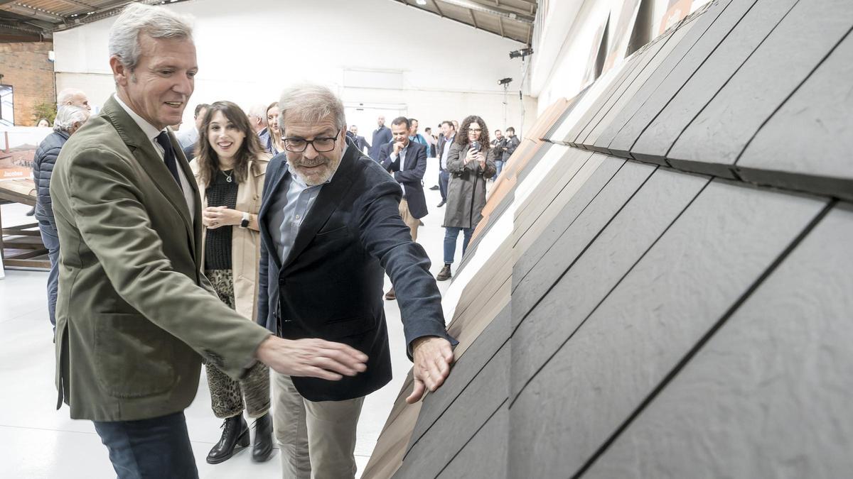 El presidente de la Xunta y la conselleira de Economía junto con Luis Verea en la presentación de la nueva línea de Tejas Verea el pasado 23 de octubre en Mesía (A Coruña).