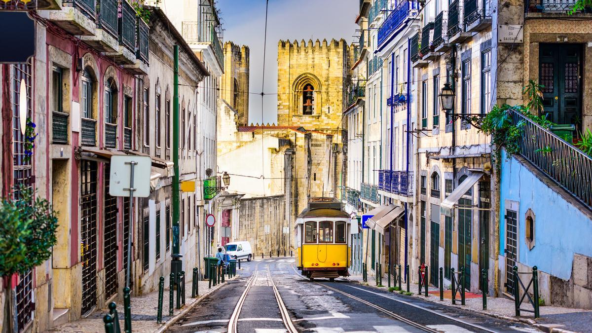 Cómo viajar a Lisboa a través de 2 libros, 1 serie y 1 peli
