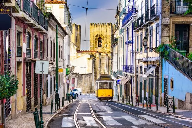 Cómo viajar a Lisboa a través de 2 libros, 1 serie y 1 peli