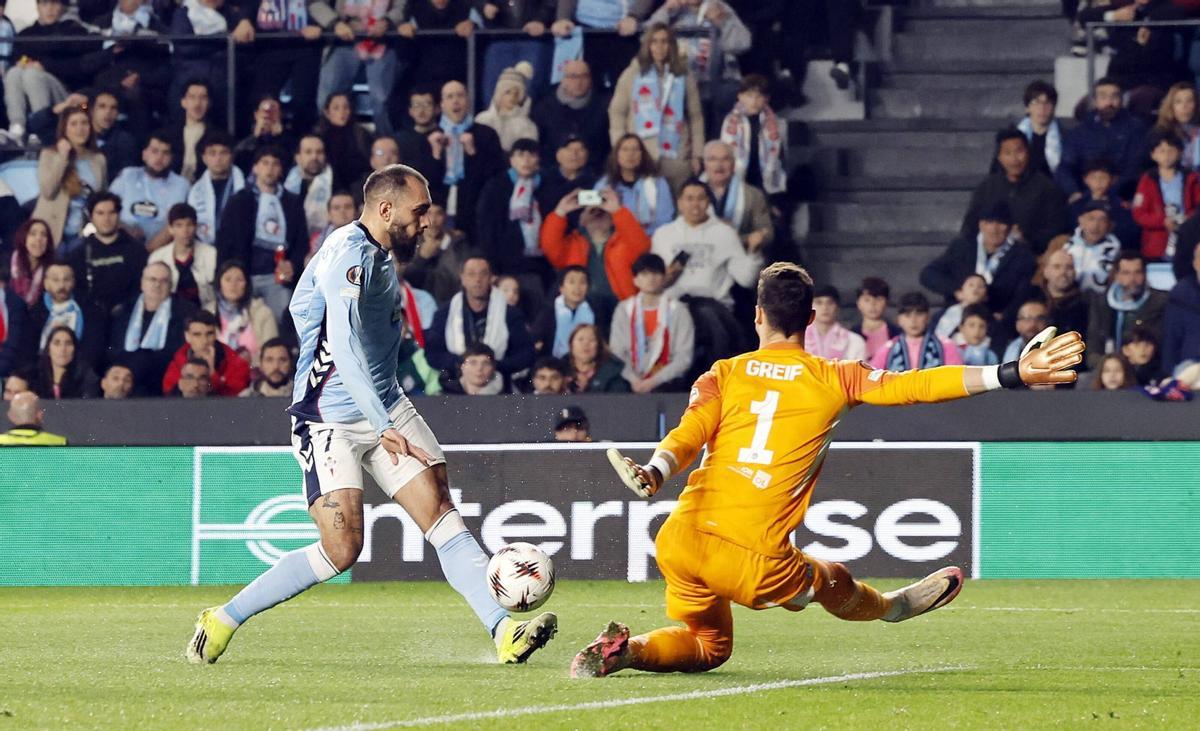 Borja Iglesias trata de superar la salida de Greif en una acción del primer tiempo.