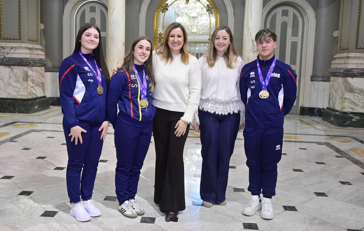 María josé Catalá y rocio Gil, con los campeones de Europa del Grupo Eurodance Júnior.
