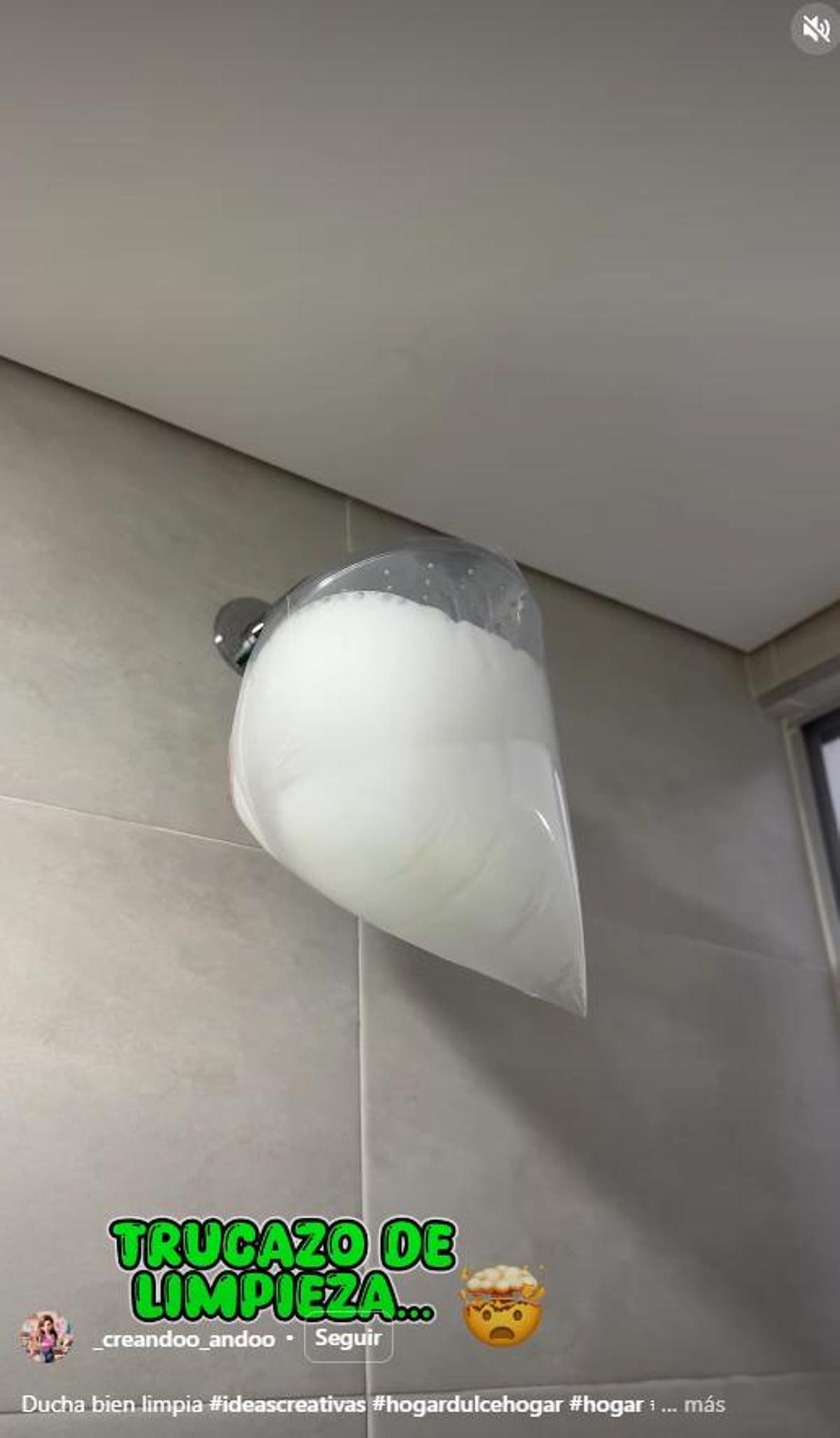 Coloca la bolsa y acciona el agua