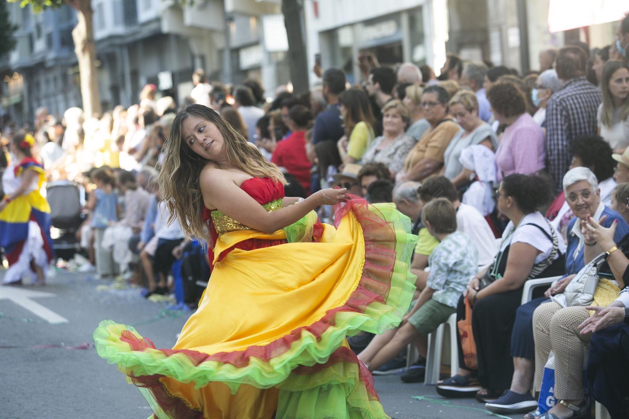 En Imágenes: El Desfile del Día de América llena las calles de Oviedo en una tarde veraniega