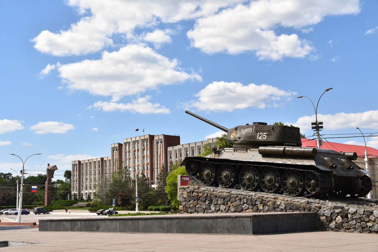 Vista del tanque y de la ciudad en Tiraspol, Transnistria