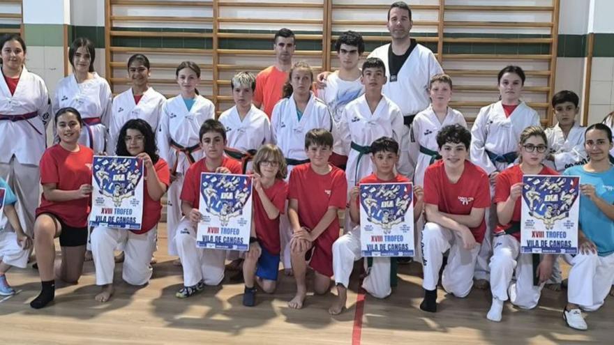 Deportistas del Sares TKD con los carteles del torneo. | FdV