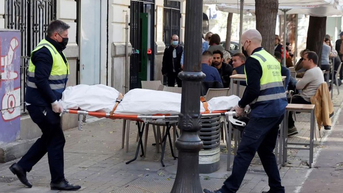 Dos agents de policia traslladant el cadàver de la jove. | EFE