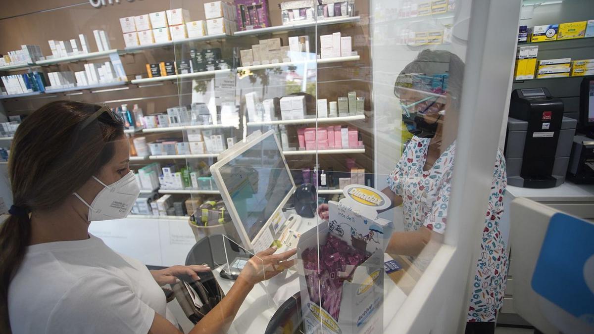 Una farmacèutica de Girona venent un test d’antígens aquest estiu