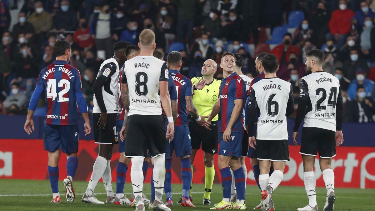 Las Imágenes del Derbi entre Levante UD y Valencia CF en el Ciutat