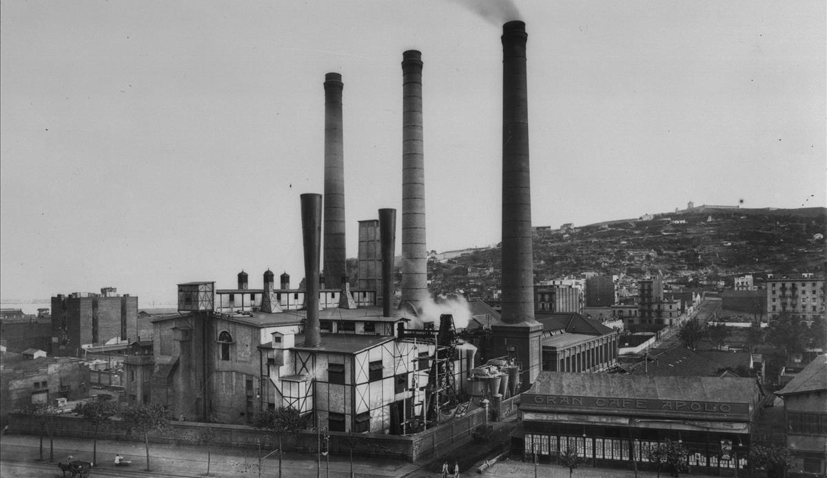 Las tres chimeneas, con el castillo de Montjuïc a sus espaldas.