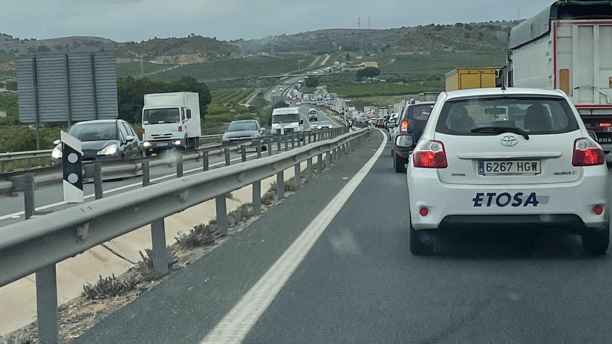 Las retenciones, vistas desde un coche.