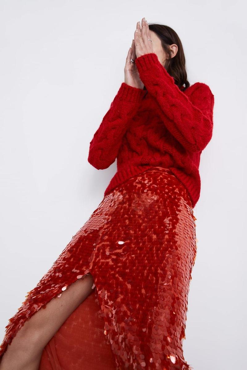 Falda de lentejuelas rojas estilo sirena de Zara (Precio: 49,95 euros)