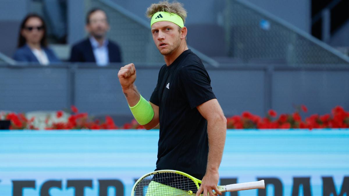 El español Alejandro Davidovich en su encuentro frente al portugués Nuno Borges durante el Mutua Madrid Open que se disputa hoy viernes en las instalaciones de la Caja Mágica, en Madrid.
