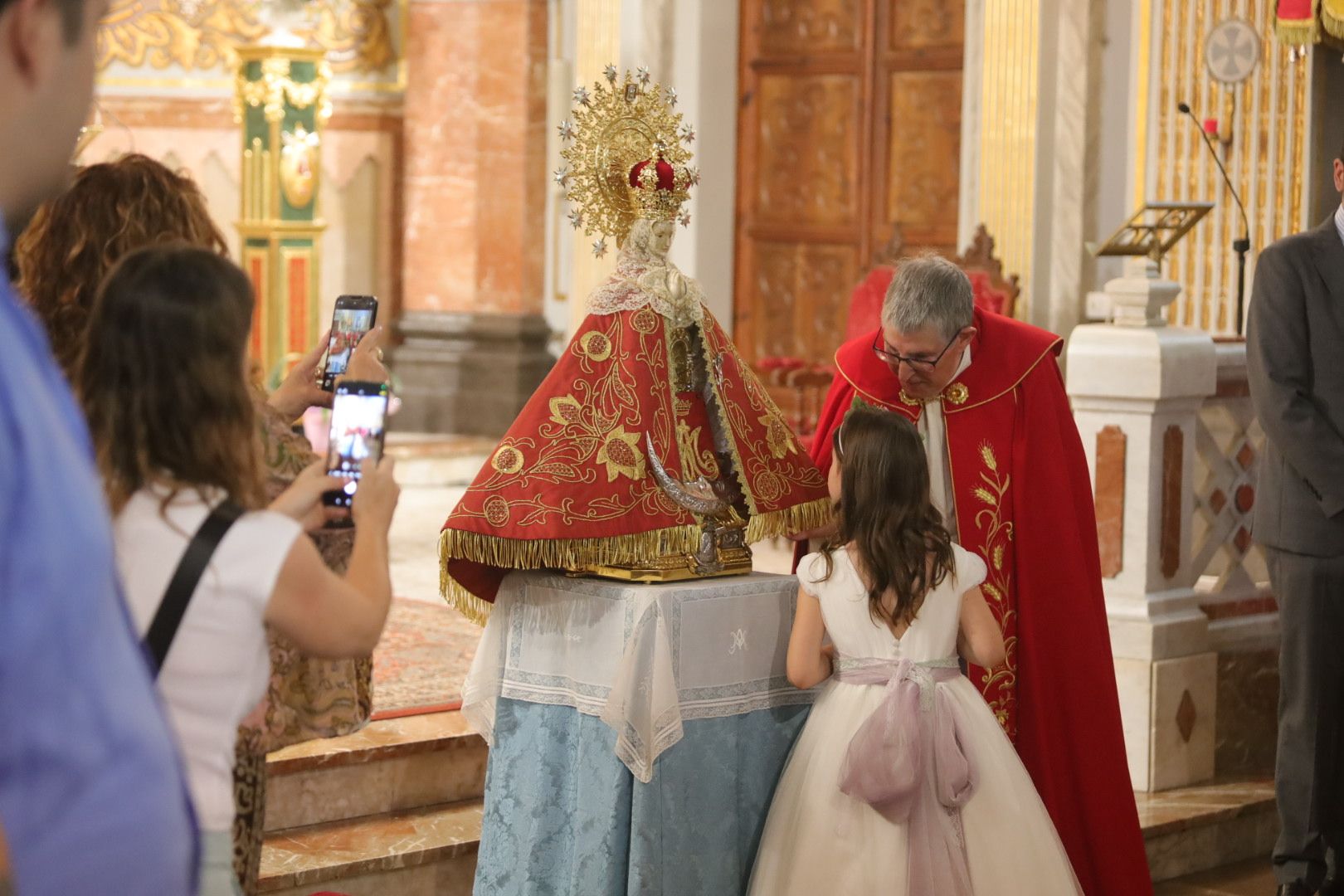 Las imágenes del paso por el manto de la Virgen del Lledó