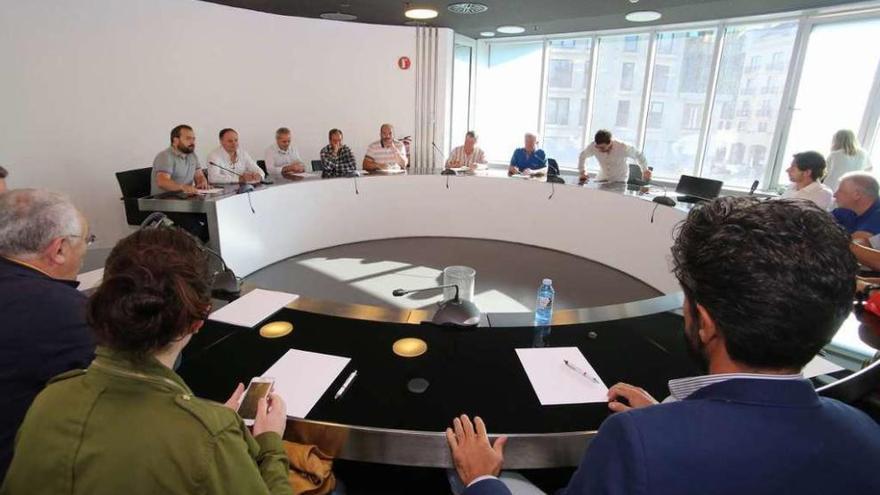 Reunión de los alcaldes de Deza-Tabeirós, en Lalín, con representantes provinciales. // Bernabé/Gutier