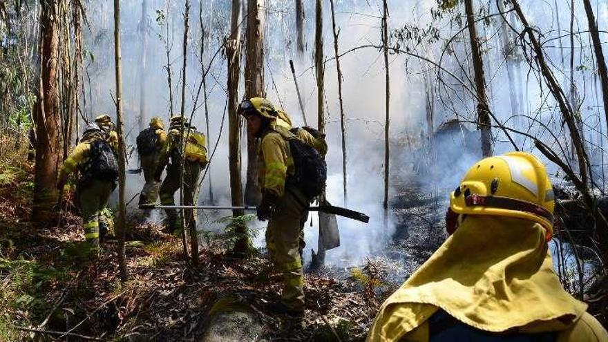 Uno de los incendios forestales de este verano en Aldán. // G. Núñez