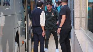 Xavi sale de su hotel de concentración de Almería