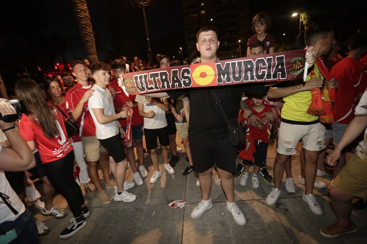 La Circular se llena para celebrar el ascenso del Real Murcia