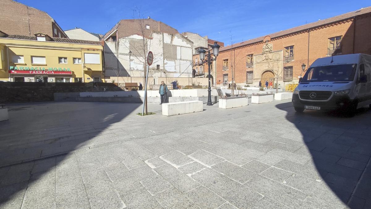 Aspecto de las baldosa en la plaza de San Francisco, cuyo entorno se cerrará al tráfico durante varios días desde ester viernes.