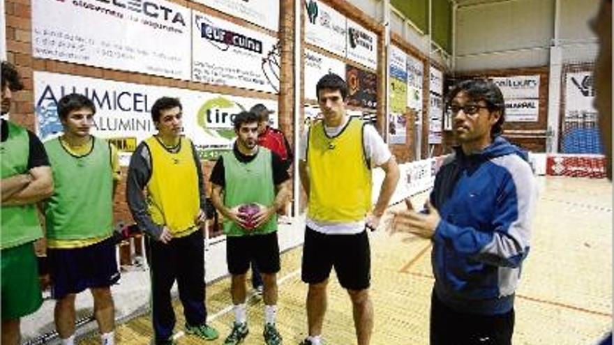 Pau Campos donant instruccions als jugadors durant un entrenament al pavelló Blanc-i-Verd.