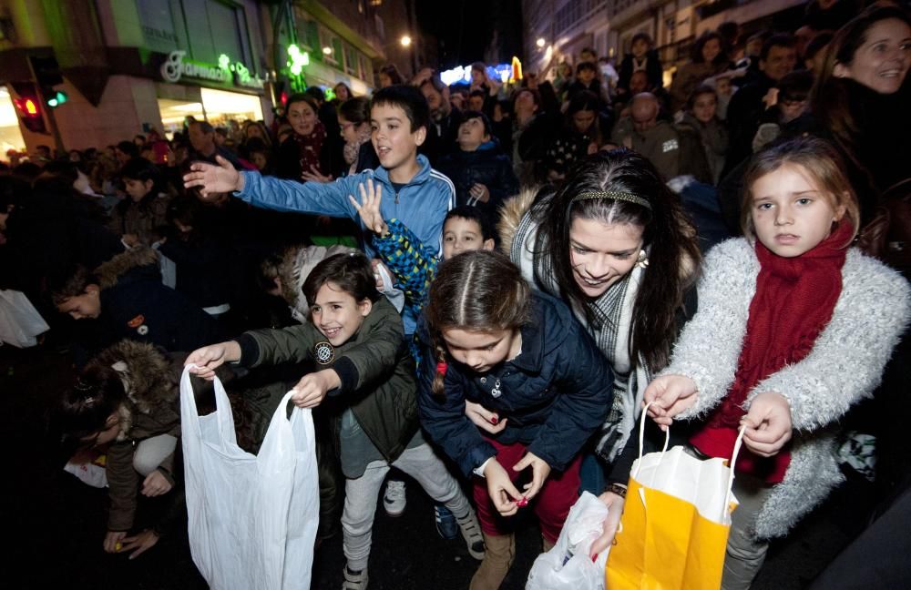 Melchor, Gaspar y Baltasar han recorrido los barrios de la ciudad con sus 13 carrozas y un total de 464 figurantes.