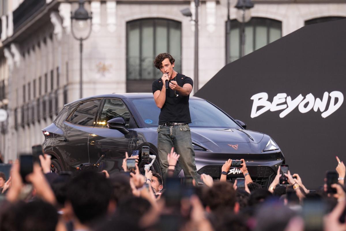 Un momento de la actuación del cantante Guitarricadelafuente en la céntrica plaza de Sol, en Madrid, con motivo del lanzamiento mundial del nuevo modelo de vehículo Cupra Raval. EFE/ Borja Sánchez-Trillo