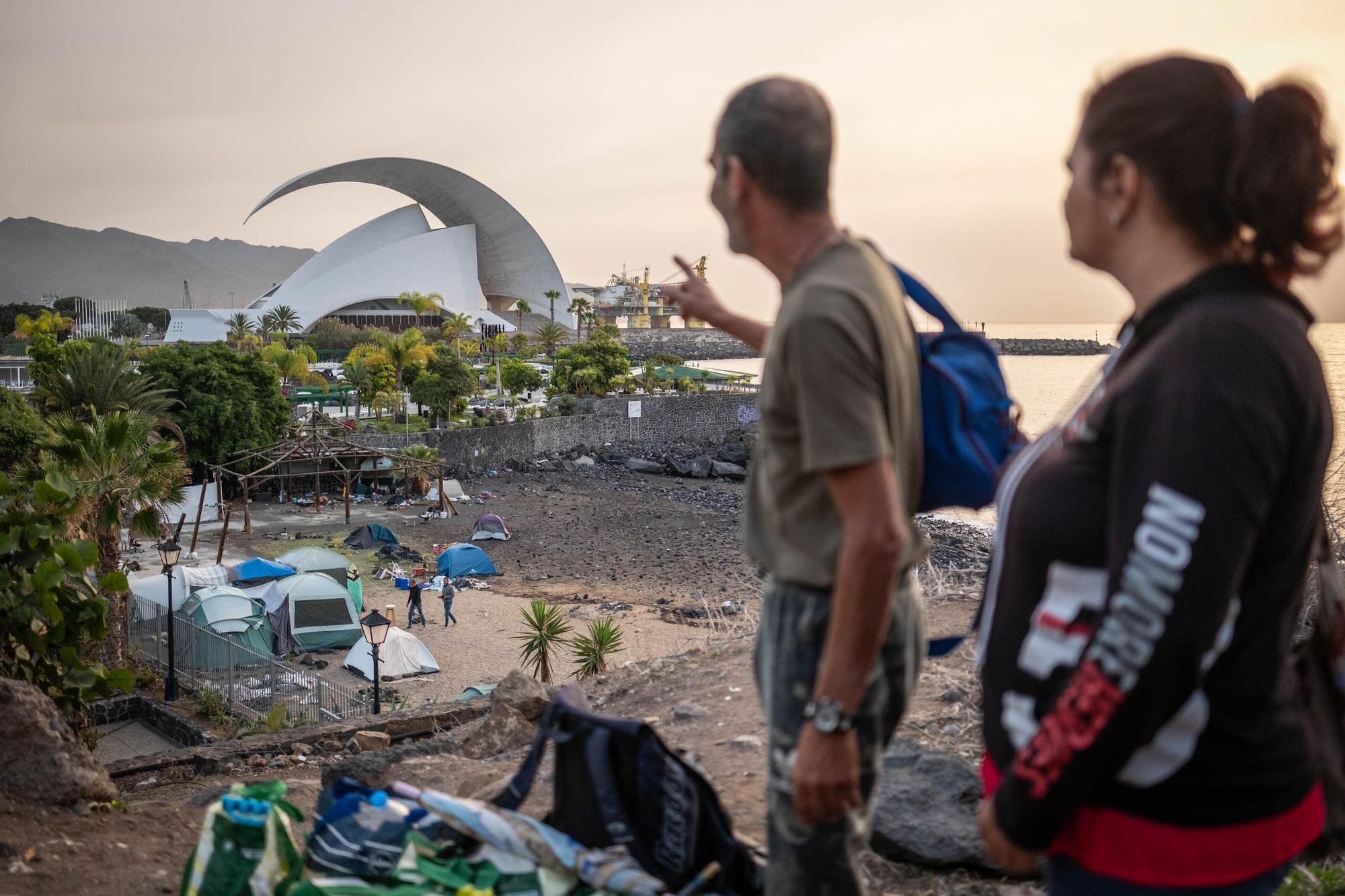 Desalojo de las casetas en la playa de Parque Marítimo