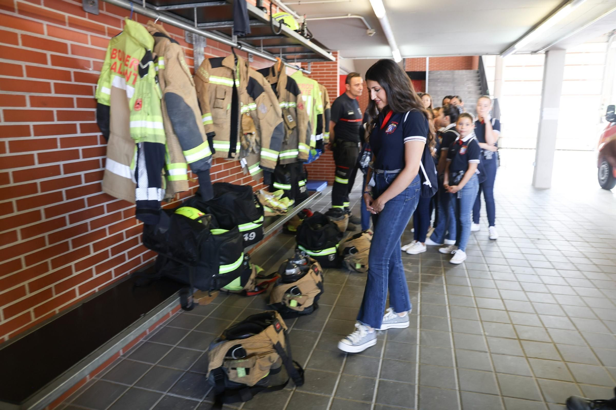 Visita al parque de Bomberos de la Belleas del Foc 2025 y sus damas de honor