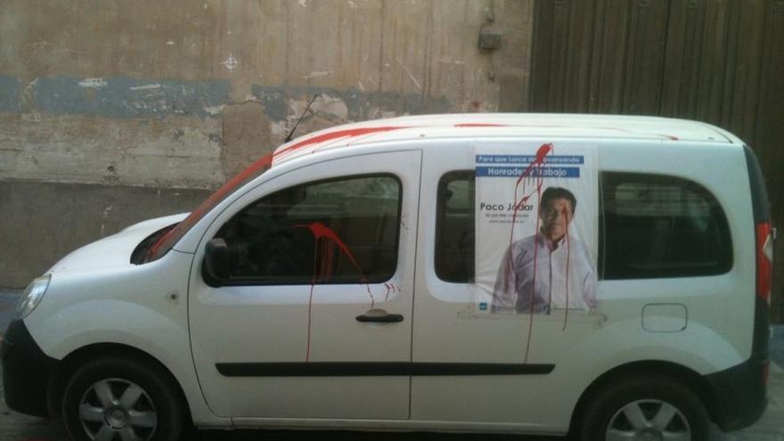 Aparecen manchados de pintura la sede y el vehículo de campaña del PP de Lorca