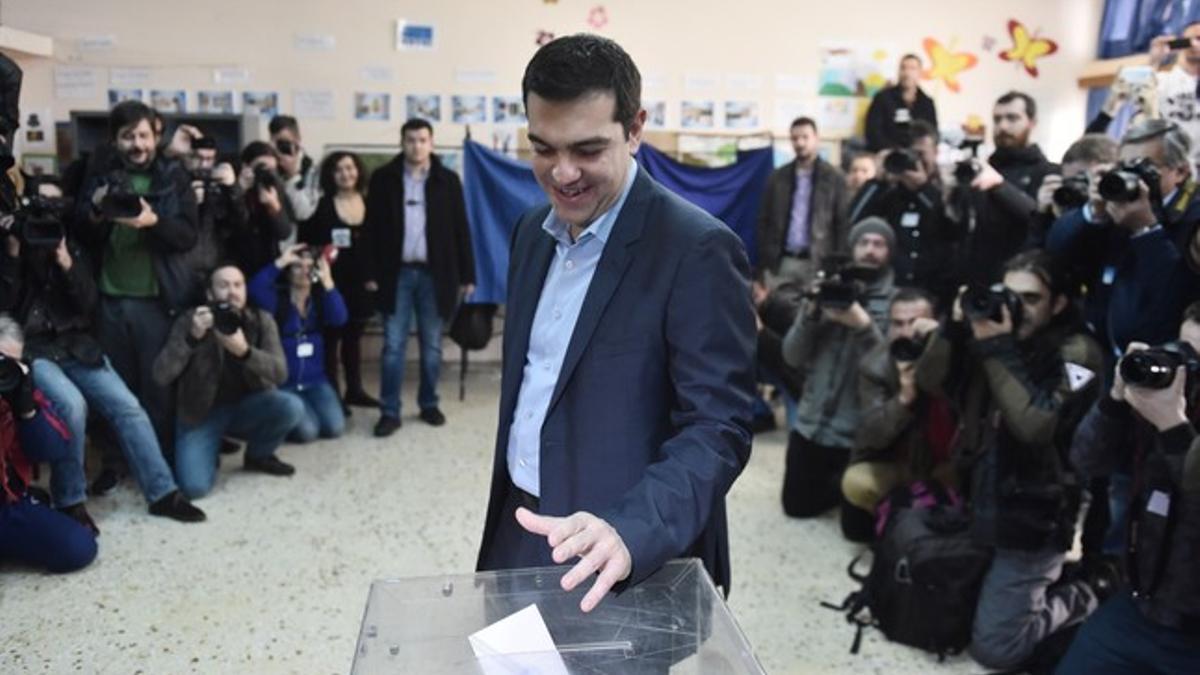 Alexis Tsipras votando en las elecciones griegas.