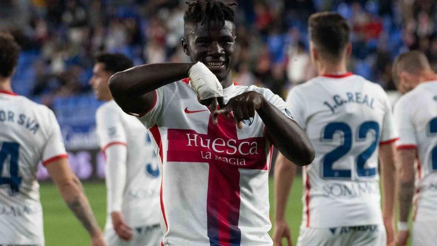Obeng celebra un gol con el Huesca. | Efe