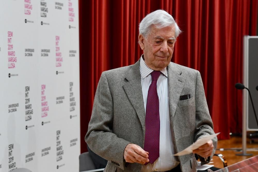Mario Vargas Llosa en un seminario en A Coruña