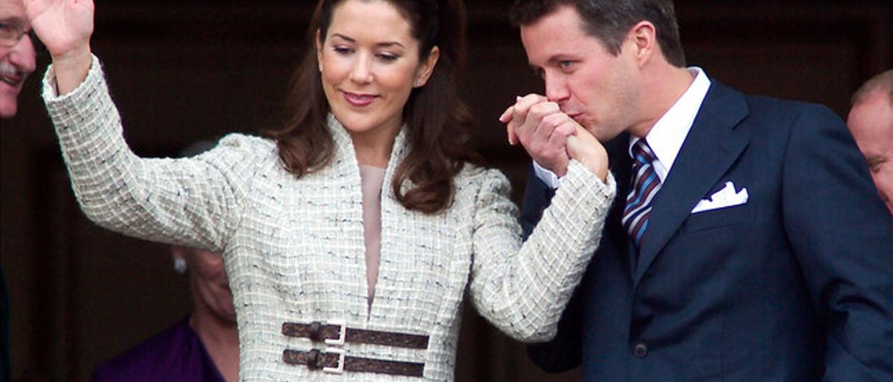 El príncipe Federico de Dinamarca besa a Mary Donaldson, en Copenhague, en una foto de archivo.