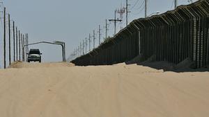 Un vehículo al lado de la frontera de Arizona.