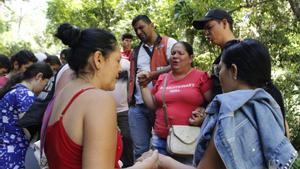 Familiares de los dos mineros, que esperan su rescate