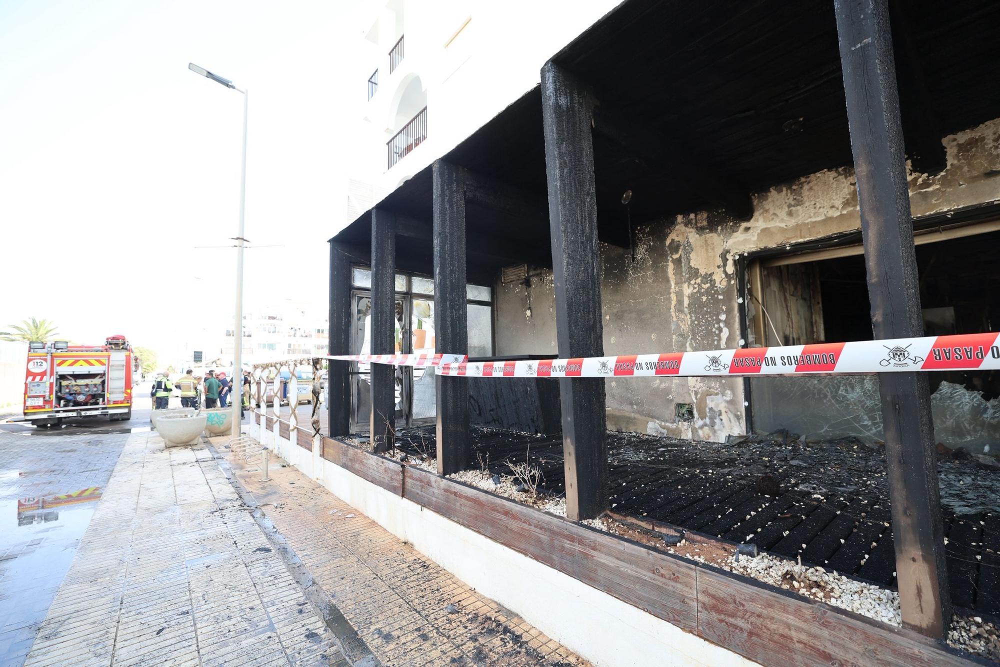 Todas las imágenes del devastador incendio en una zona de ocio de Ibiza