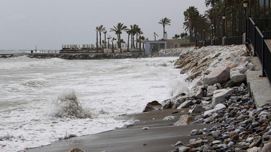 Imagen de los daños en la playa de La Bajadilla.