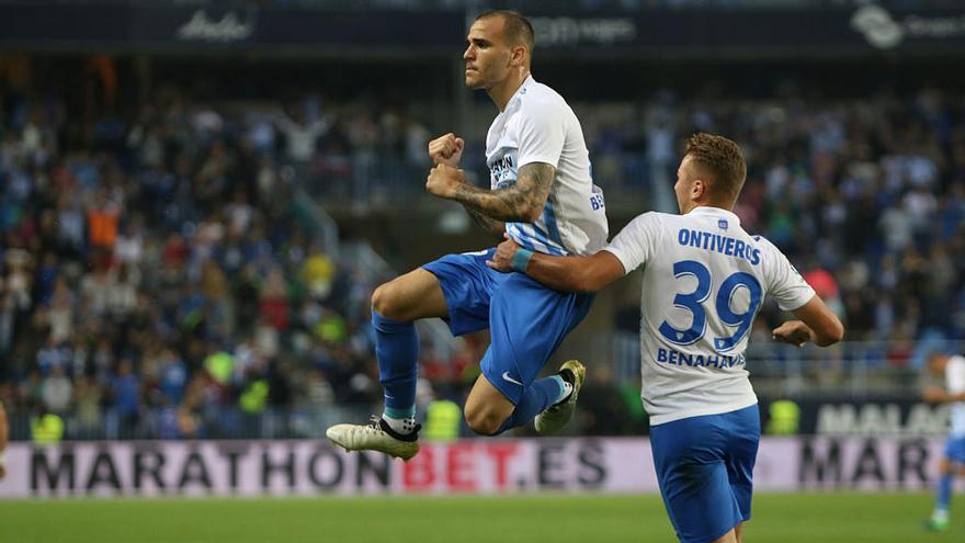 Sandro Ramírez celebra un gol esta temporada con el Málaga en compañía del canterano Javi Ontiveros.