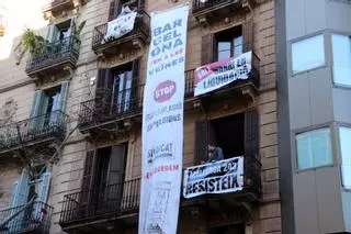 Vecinos de la 'segunda Casa Orsola' del Eixample cuelgan una pancarta gigante contra la especulación