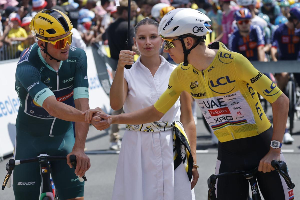 El ciclista esloveno Tadej Pogacar (d), del UAE Team Emirates, con el maillot amarillo de líder de la clasificación general, y el ciclista danés Mads Pedersen, del Lidl-Trek, con el maillot verde de líder de la clasificación por puntos, se dan la mano antes de la 19.ª etapa del Tour de Francia. El ciclista esloveno Tadej Pogacar (d), del UAE Team Emirates, con el maillot amarillo de líder de la clasificación general, y el ciclista danés Mads Pedersen, del Lidl-Trek, con el maillot verde de líder de la clasificación por puntos, se dan la mano antes de la 19.ª etapa del Tour de Francia.