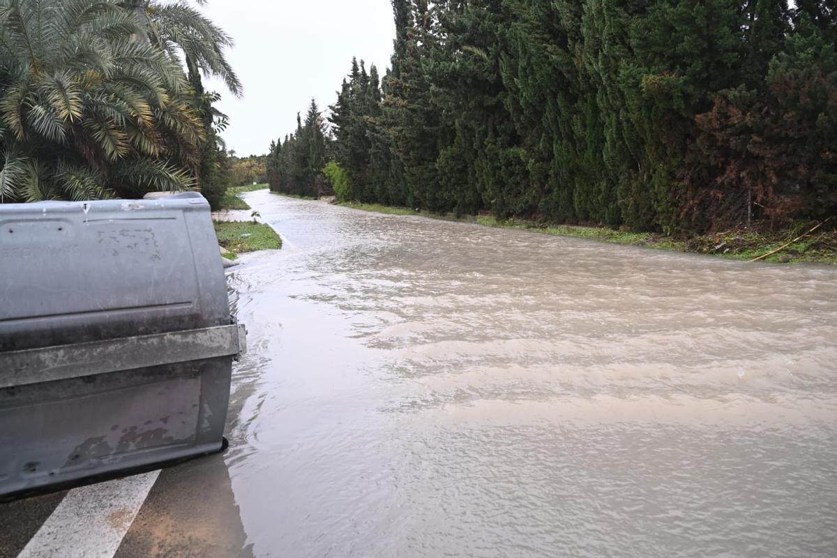 Elche suspende clases en tres centros y la lluvia ya supera los 69 litros junto al Martínez Valero