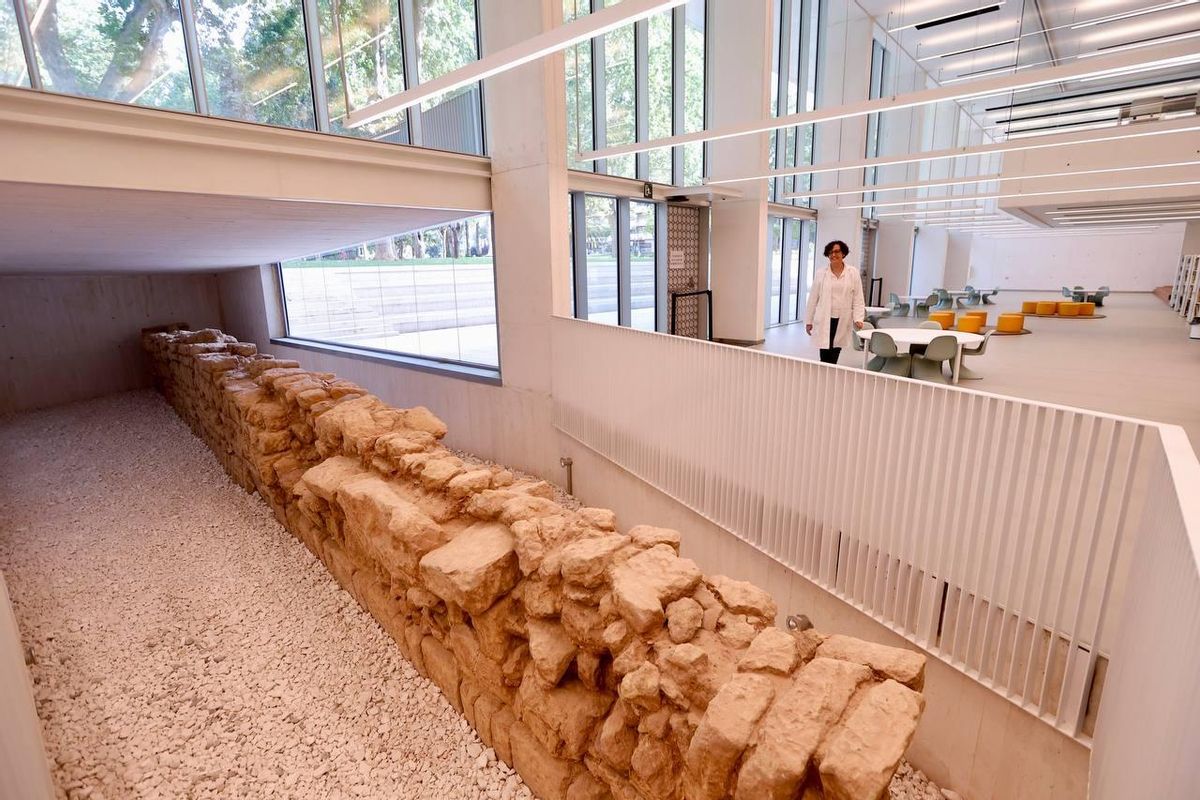 Muro califal integrado en la planta baja de la biblioteca del Estado.