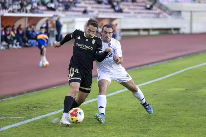 El Compostela reafirma su liderato a costa del Silva