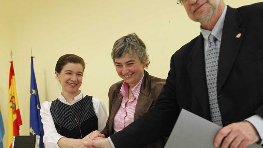 Por la izquierda, Conchita Paredes, Ana González y Alfonso Toribio, tras la firma del convenio.