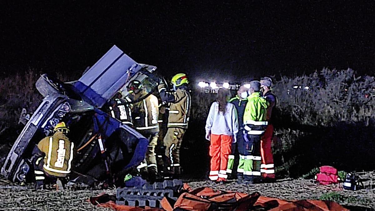 Los dos ocupantes de un vehículo, un hombre y una mujer, resultan heridos en un accidente en Rojales