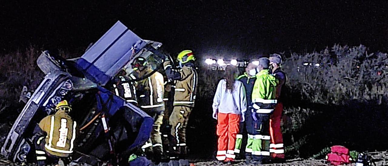 Vídeo de las labores de rescate del conductor que había quedado atrapado dentro del vehículo